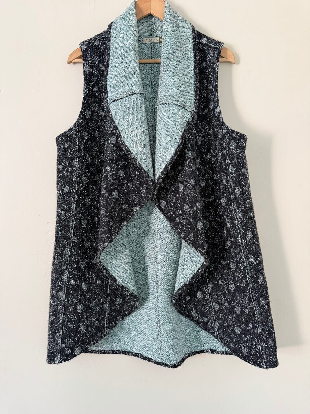 Chalet et Cici Waterfall Vest Cardigan Medium Chunky Boucle Sweater Lagenlook